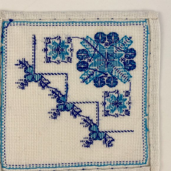 Vintage cross stitched table linen set of two, small square doilies - Picture 7 of 9